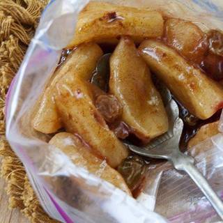 Baked Apples in a Bag. Quick and easy snack when youre craving something sweet but want something decently healthy. 

1 apple, 1tsp sugar, 1tsp water, 1/4tsp cinnamon, 1/4 tsp cornstarch. Put in bag and microwave 2 min. tasty treat! Only 59 calories!

--->Click "share" to save on your timeline so you can come back to it later!

For more like this, join us at http://goo.gl/qrsht